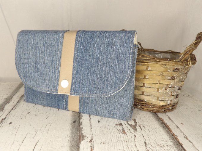 Pochette rectangulaire en jean bleu et simili beige