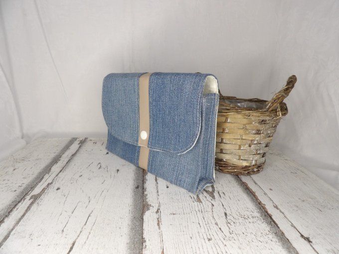 Pochette rectangulaire en jean bleu et simili beige