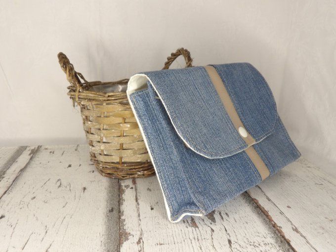 Pochette rectangulaire en jean bleu et simili beige