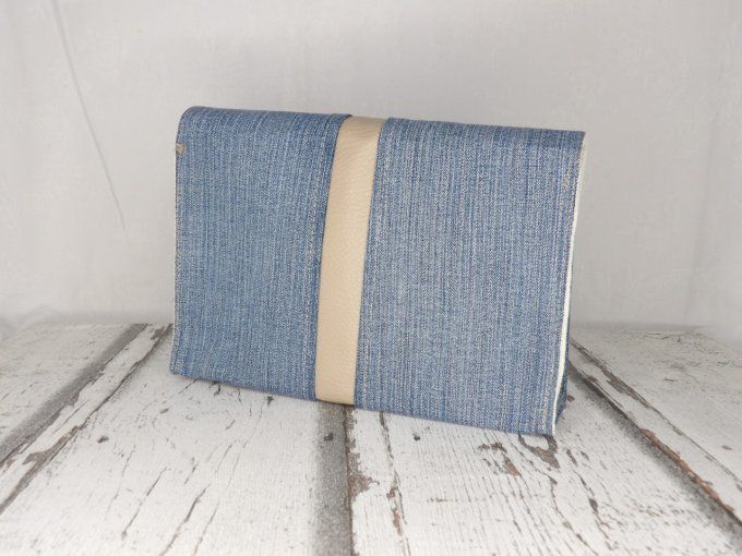 Pochette rectangulaire en jean bleu et simili beige