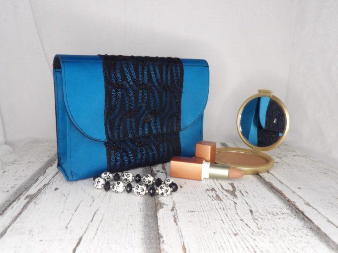 Pochette rectangulaire bleue et dentelle noire