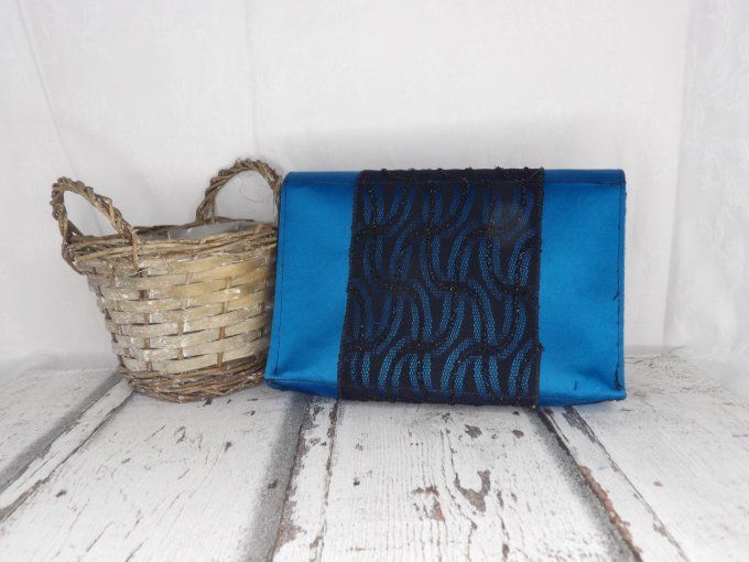 Pochette rectangulaire bleue et dentelle noire